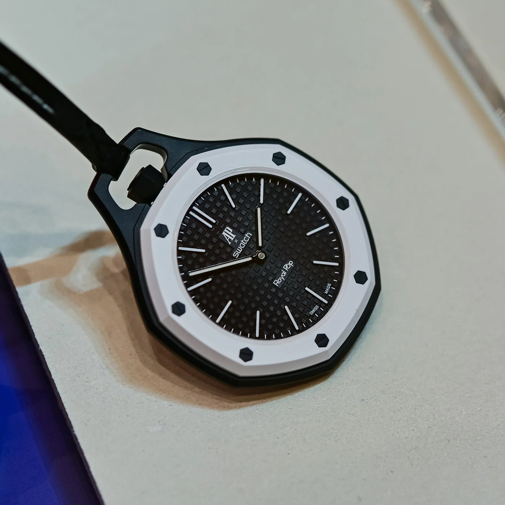 https://cdn.shopify.com/s/files/1/0722/5229/3251/files/Swatch-x-Audemars-Piguet-Swatch-Pop-Pocket-Watch-Royal-Oak-Bioceramic-Full-Review-Video-21.webp?v=1779350619