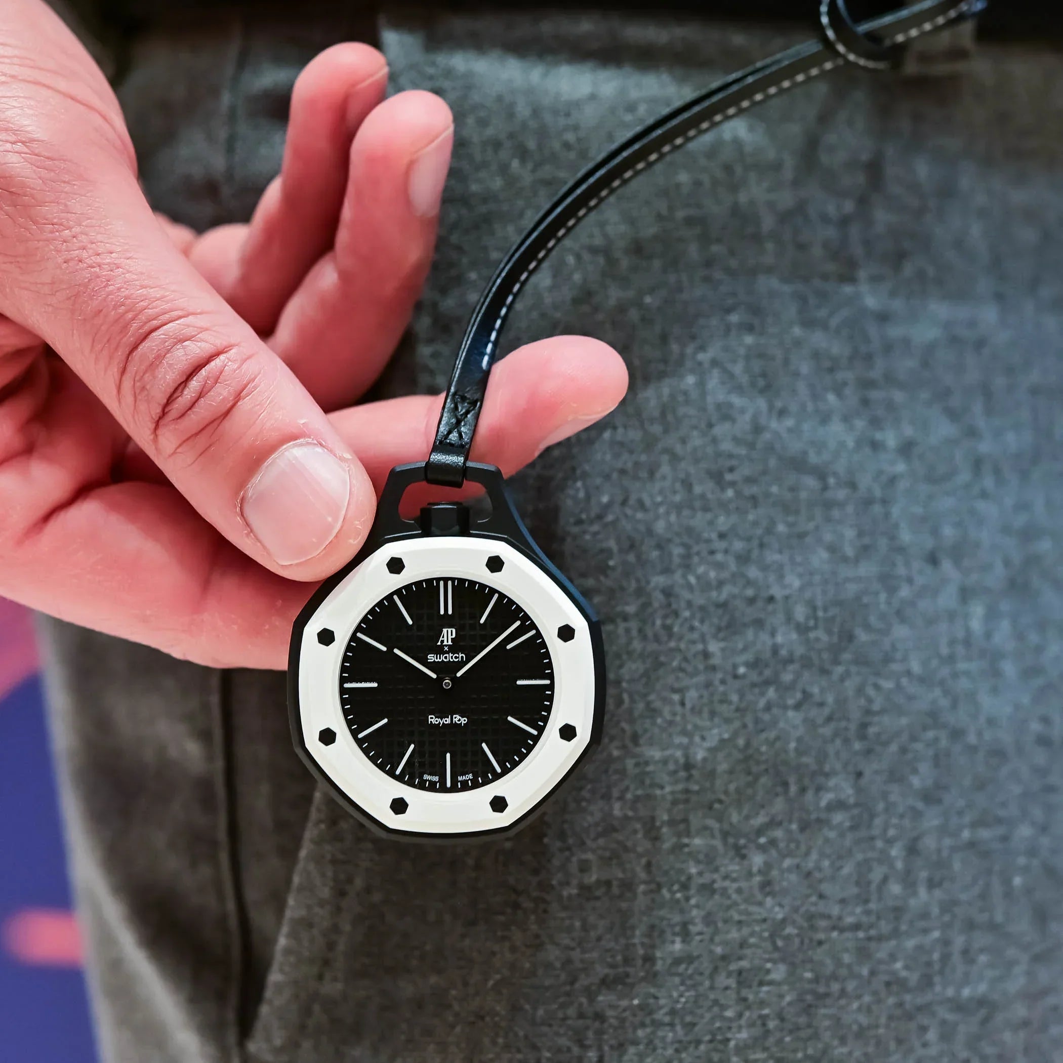 https://cdn.shopify.com/s/files/1/0722/5229/3251/files/Swatch-x-Audemars-Piguet-Swatch-Pop-Pocket-Watch-Royal-Oak-Bioceramic-Full-Review-Video-4.webp?v=1779350619